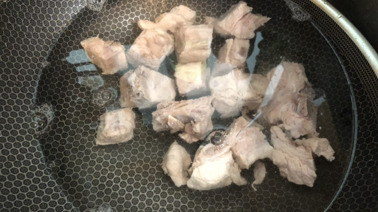 海带炖排骨,洗干净的排骨再煮汤就很清,不会再有浮沫