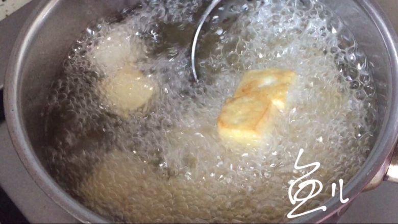 青椒炒豆腐,油锅烧3成热,放入豆腐块炸