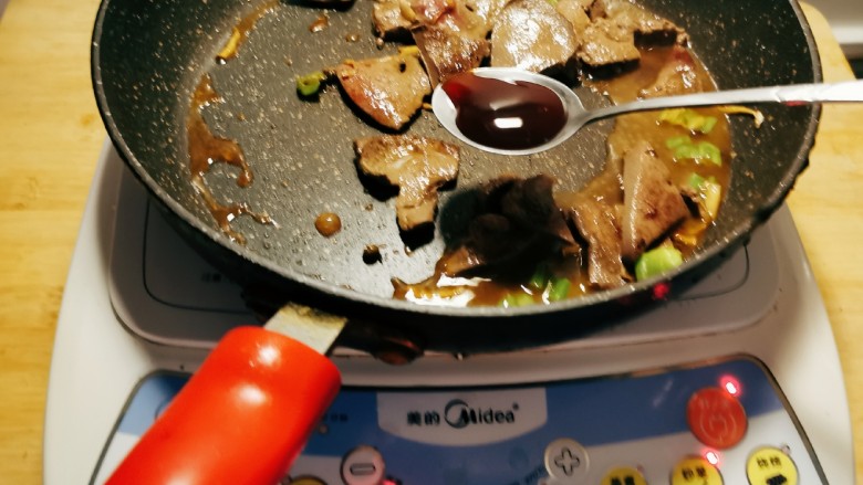 麻油猪肝,放入<a style='color:red;display:inline-block;' href='/shicai/ 721'>蚝油</a>