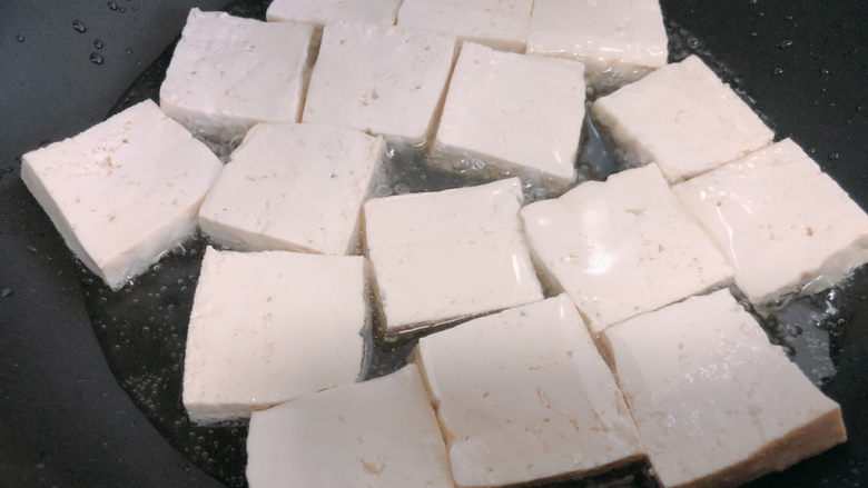 青椒炒豆腐,锅内热油,放入豆腐。
