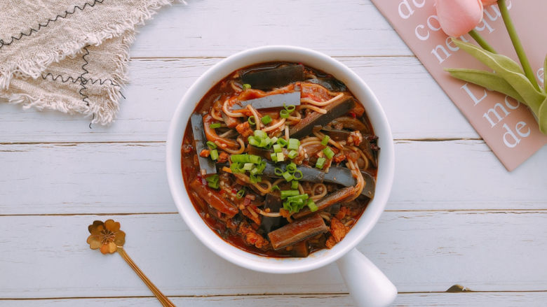 茄子焖面,把之前乘出的汤汁倒回锅里，再焖煮分钟，起锅。