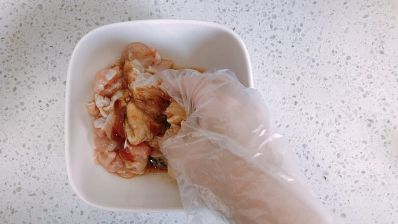 香菇滑鸡粥,抓匀后,腌制30分钟。