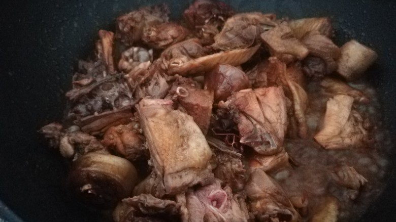鸡腿炖土豆,倒入砂锅,加入适量盐炖一小时。