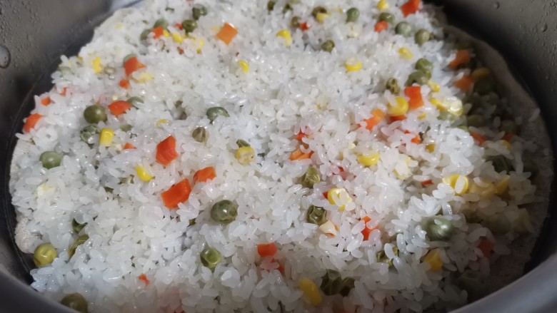 豌豆糯米饭,转中火,蒸25分钟左右即可。