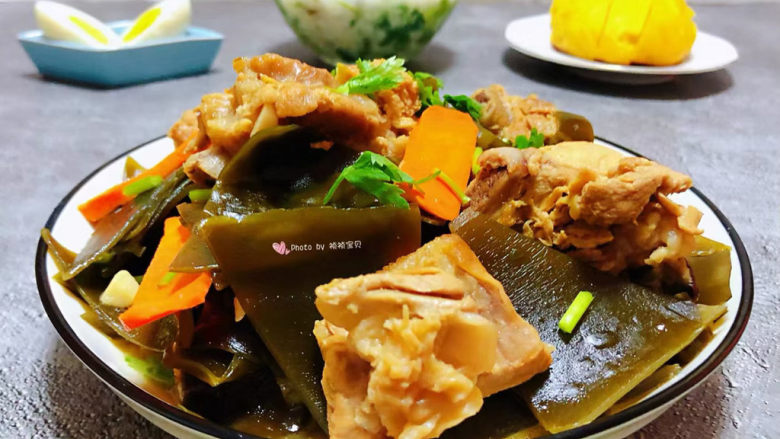 海带炖排骨,搭配一碗时蔬粥、鸡蛋、玉米饼一起吃就是标配的营养早餐