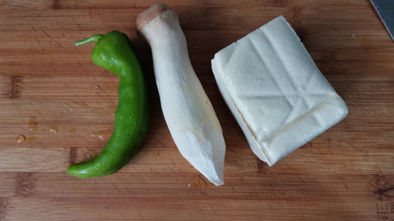 青椒炒豆腐,准备好，所需要用到的食材。
