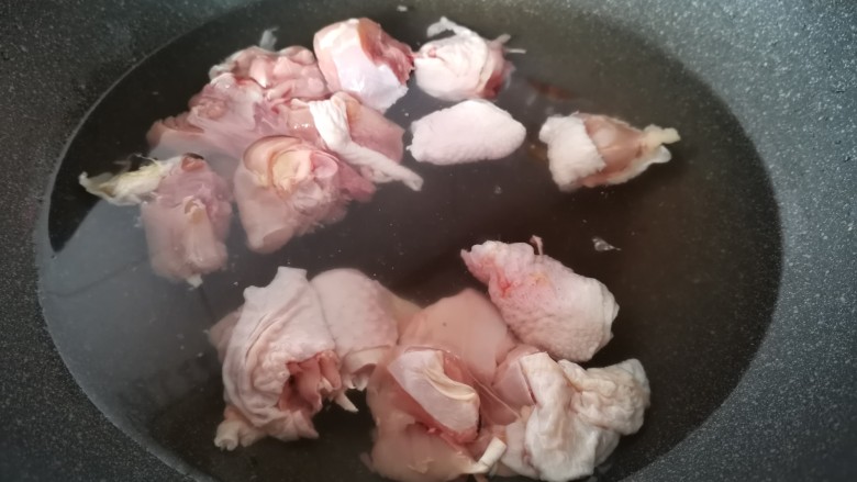 鸡腿炖土豆,冷水入锅,焯一下水。