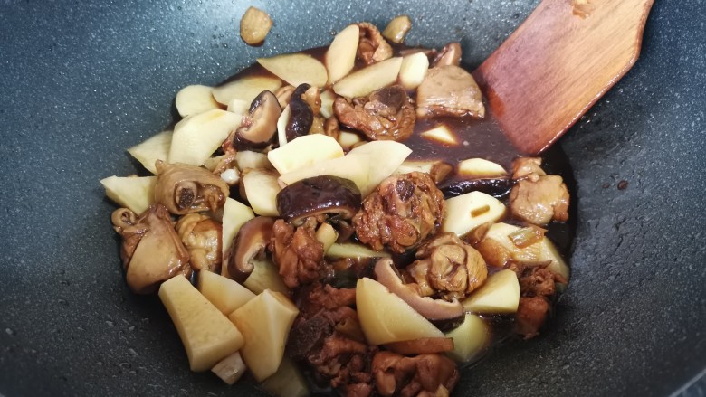 鸡腿炖土豆,大火翻炒至水分,收干即可