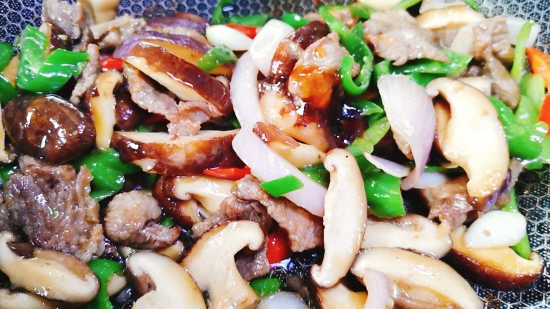 香菇炒肉片,大火快速翻炒均匀,入味即可关火,最后加适量<a style='color:red;display:inline-block;' href='/shicai/ 721'>蚝油</a>,翻拌均匀