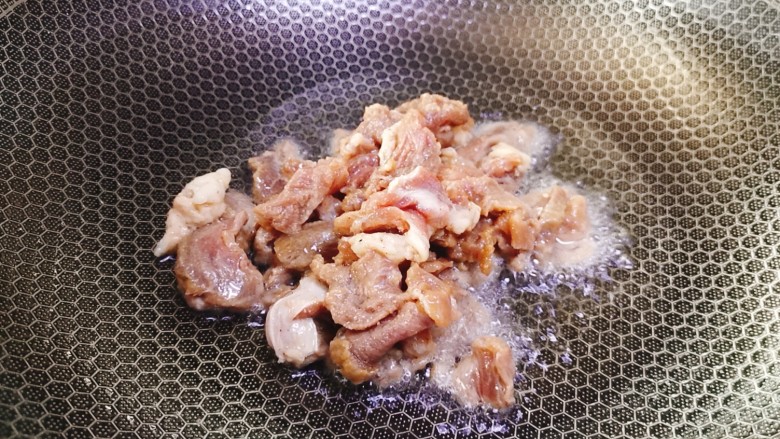 香菇炒肉片,先将肉片加入锅中,炒至变色