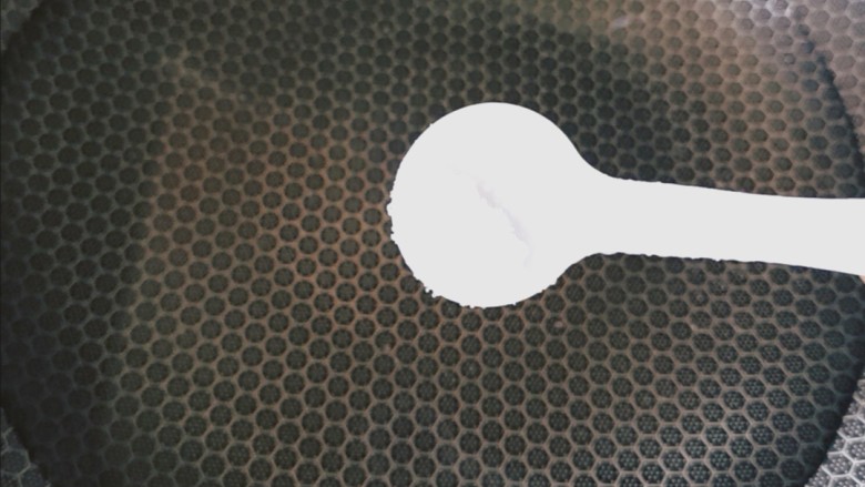 平菇炒鸡蛋,锅中加水,加适量盐