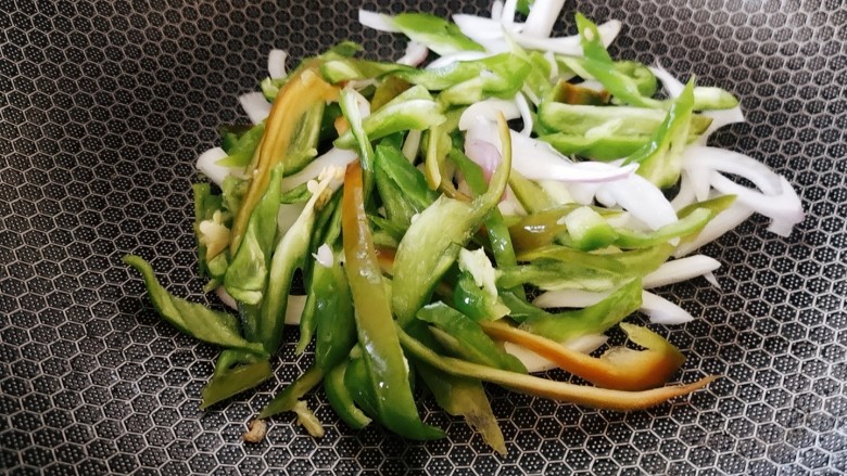 平菇炒鸡蛋,锅中留底油,加入青椒洋葱丝爆香
