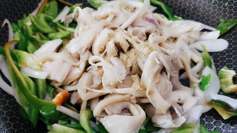 平菇炒鸡蛋,然后加入平菇,和适量胡椒粉