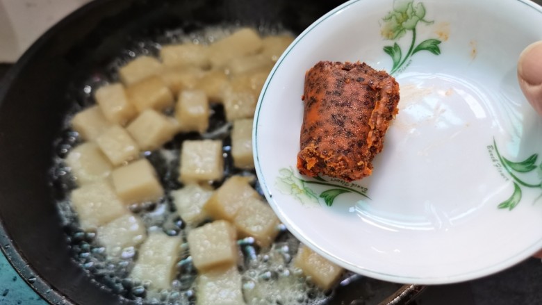 蒜苔米豆腐,煎至微微金黄时,放入火锅底料