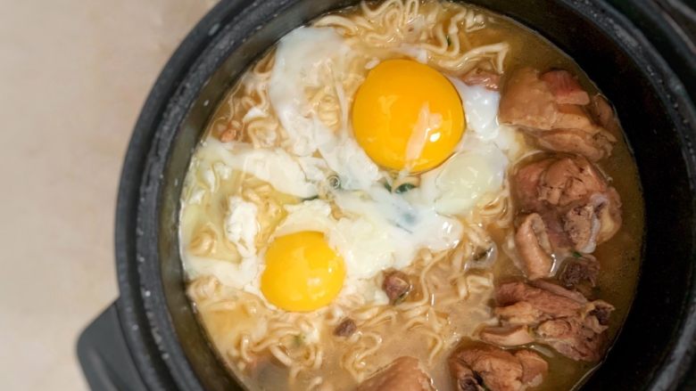 一人食.双蛋鸡腿面,放鸡蛋(据说这鸡蛋能生着吃)