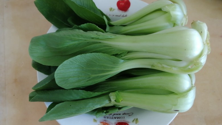 香菇炒青菜,新鲜小<a style='color:red;display:inline-block;' href='/shicai/ 115'>油菜</a>三颗。