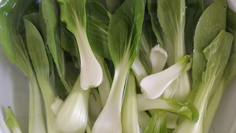 香菇炒青菜,小油菜掰开,清水洗两遍。