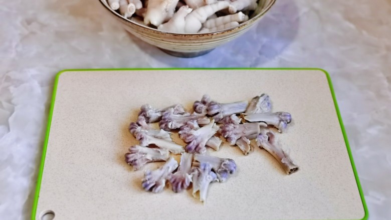 无骨鸡爪,依次做好,去掉的骨头感觉好美,必须上图哈哈!