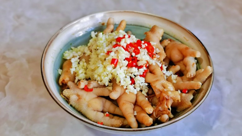 无骨鸡爪,按个人口味加入盐,蒜末,辣椒。