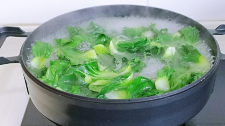 香菇炒青菜,菜心焯水,锅中加入水烧开,下菜心,加入2g盐,几滴食用油,这样会保持菜心原有的绿色。