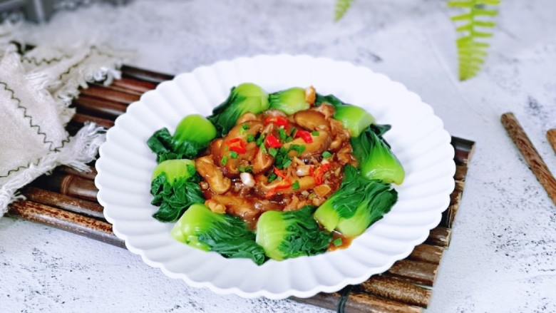 香菇炒青菜,简单快手小炒,不爱吃青菜的宝贝,这道菜心吃的赞不绝口~