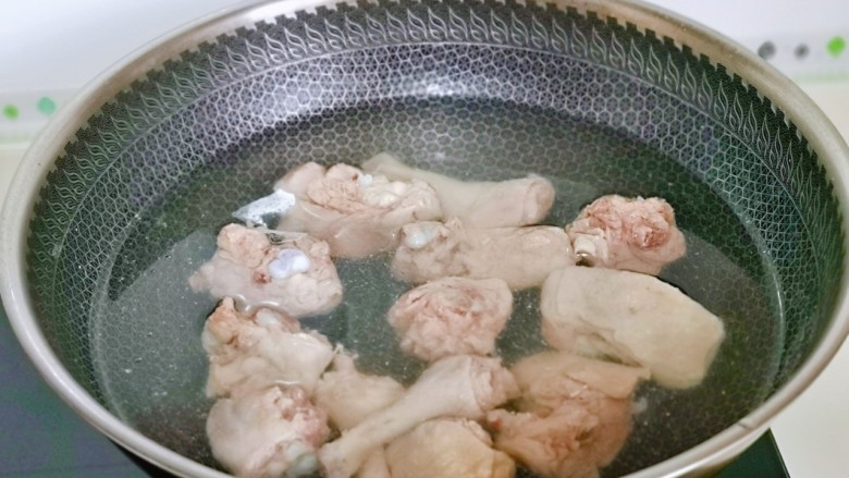 老鸭煲,捞出后用食品简单剪小块,再焯水,同样冷水下锅煮2分钟,捞出用温水冲洗干净。