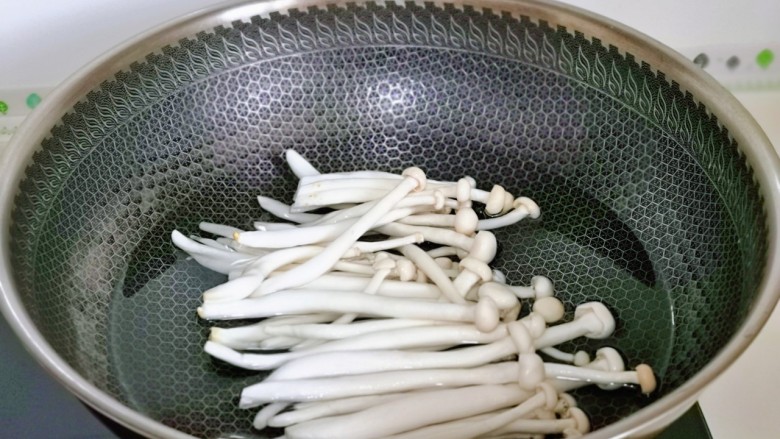 老鸭煲,<a style='color:red;display:inline-block;' href='/shicai/ 2823'>海鲜菇</a>洗干净后焯水,冷水下锅烧开捞出即可。