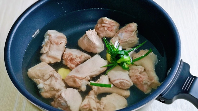 老鸭煲,再加入纯净水,水量适当多一些。