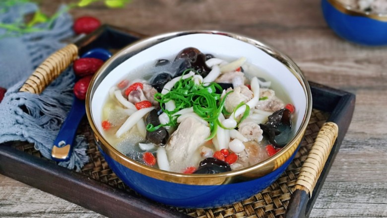 老鸭煲,盛出装入汤碗中,撒上葱丝,加入泡好的<a style='color:red;display:inline-block;' href='/shicai/ 673'>枸杞</a>点缀。
