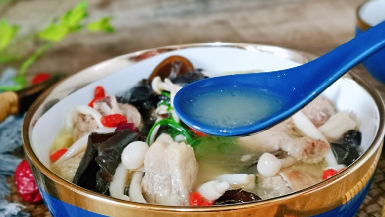 老鸭煲,营养滋补,好喝不腻。