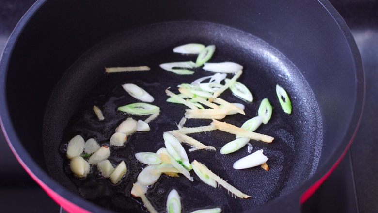 金汤文蛤时蔬酸辣汤,锅中倒入食用油烧热,爆香葱姜蒜。