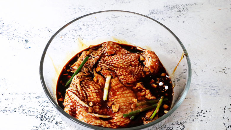 电饭煲鸡腿焖饭,抓匀后盖上保鲜膜放入冰箱冷藏过夜,没时间的话最少要腌制2小时,腌制越久就越入味