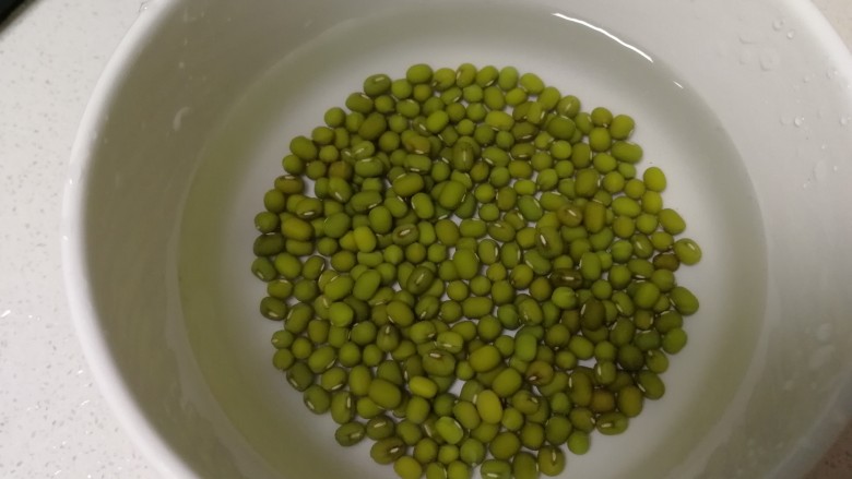 绿豆小米粥,冷水泡上一晚(夏天放入冰箱冷藏)