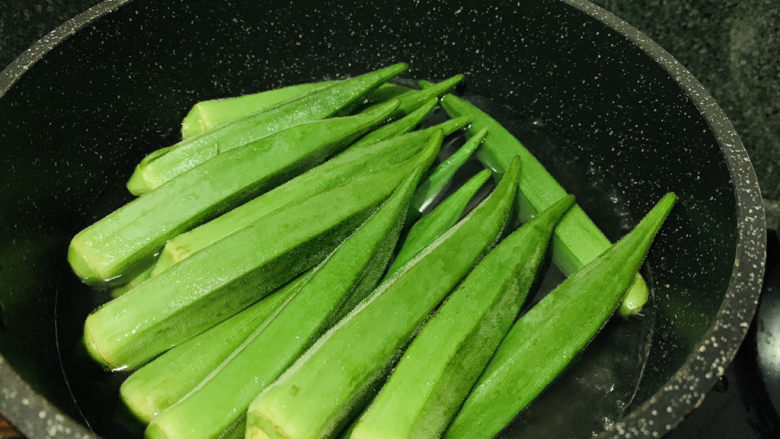 秋葵炒虾仁,另起一锅水,加少许盐和油,烧开,加入秋葵