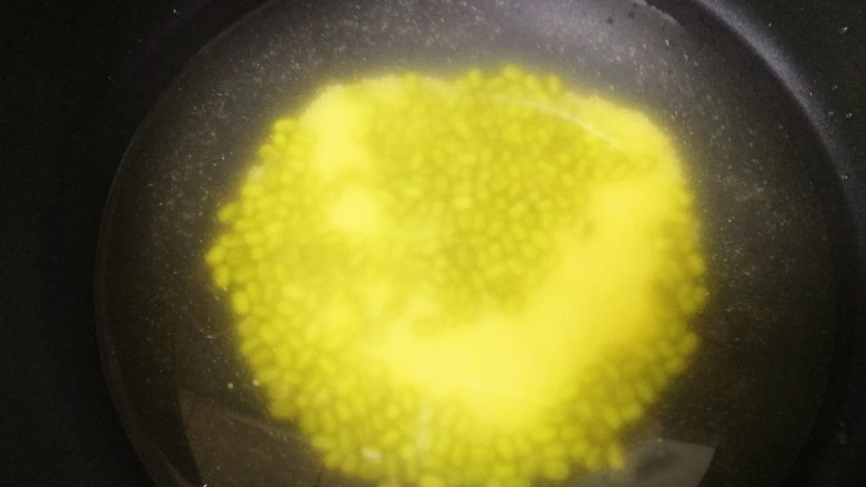 绿豆小米粥,和绿豆一起放入电饭煲锅胆内,加入适量的水。(一共半盒米,水位放到0.5的位置)