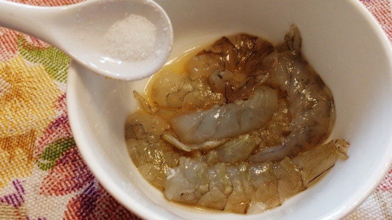 虾仁娃娃菜,少许盐,爪匀腌制几分钟入味。