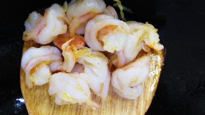 虾仁娃娃菜,盛出,以免虾仁炒老。