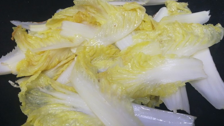 虾仁娃娃菜,用锅里的底油,文火翻炒娃娃菜。