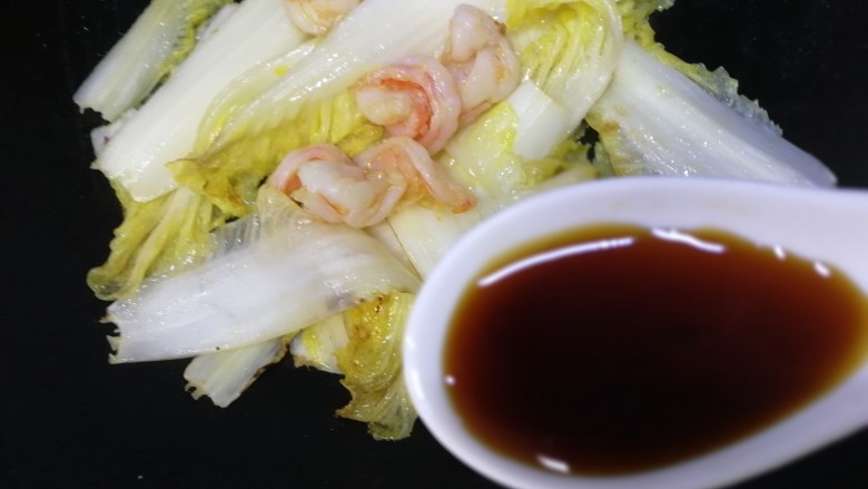 虾仁娃娃菜,娃娃菜炒软放入虾仁,加半汤匙酱油。