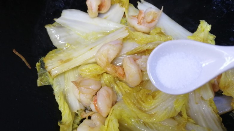 虾仁娃娃菜,半小勺盐,文火炒匀。