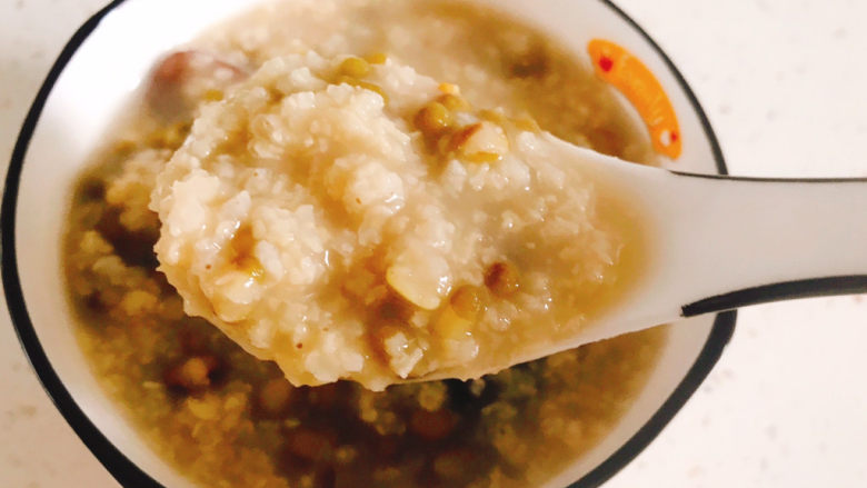 绿豆小米粥,近看,小米和绿豆都软烂开花了,吃起来不太甜,甜度刚好,还有浓浓的枣香味