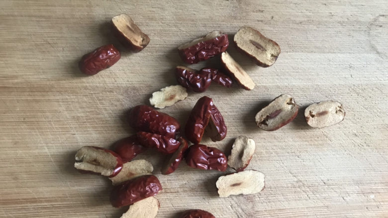 绿豆小米粥,红枣对半切开,能更入味