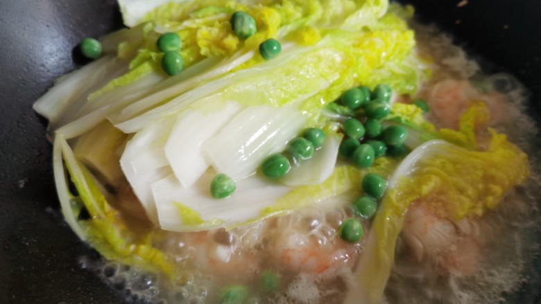 虾仁娃娃菜,加入豌豆,倒入少许水淀粉让汤汁变浓稠。