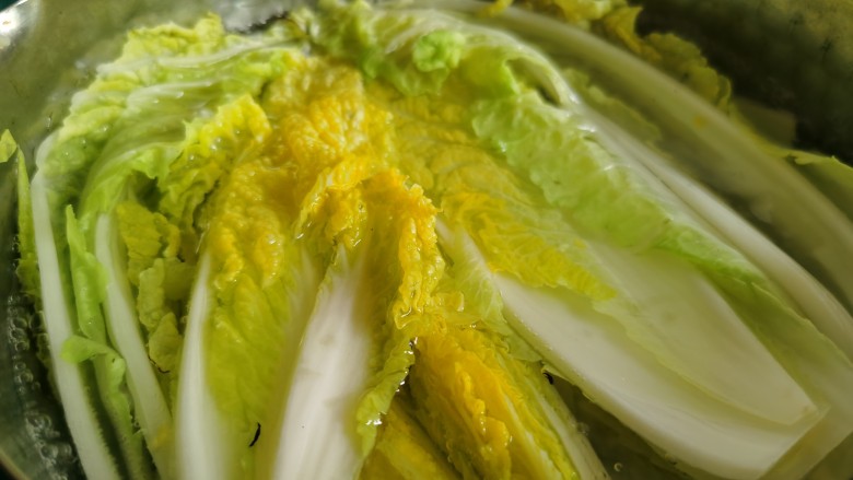 虾仁娃娃菜,锅中放水烧开,加入少许食盐,放入娃娃菜焯水。捞出后过冷水投凉,控水备用。