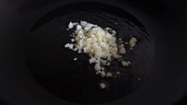 虾仁娃娃菜,炒锅烧热放油,加入蒜末爆香。