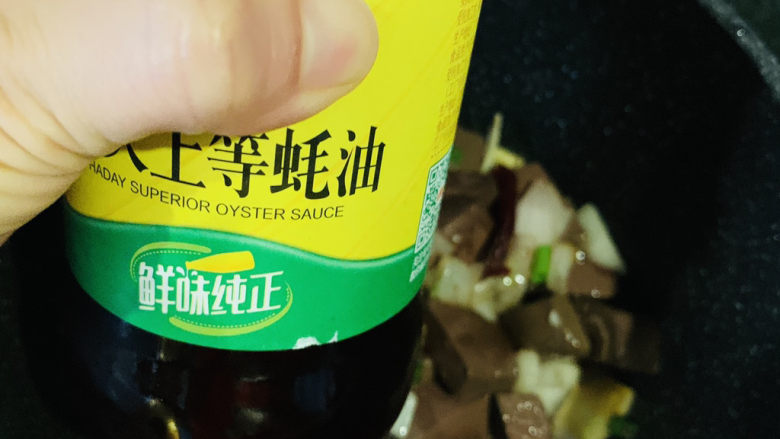 酸辣鸭血,加<a style='color:red;display:inline-block;' href='/shicai/ 721'>蚝油</a>,翻炒均匀调料
