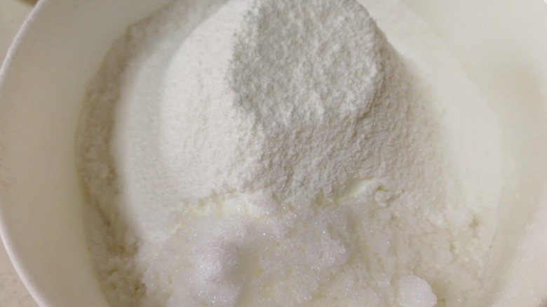 红豆糯米糍,放入糖,搅拌均匀。