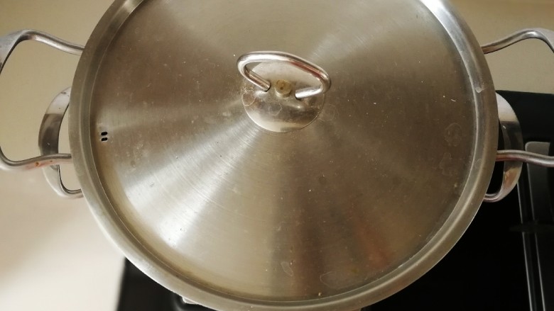 红豆糯米糍,水开放入蒸锅,文火蒸20分钟。