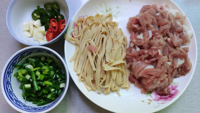 千张肉丝,猪肉千张切丝，配料切好备用