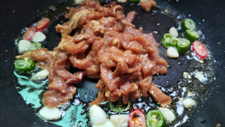 千张肉丝,配料煸香后,肉丝下锅翻炒至变色